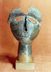 Máscara de uma divindade dos Pirinéus, de Montouse (bronze)